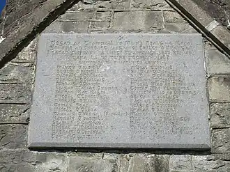 De plaquette met de namen van de betrokken vissers in het Iers