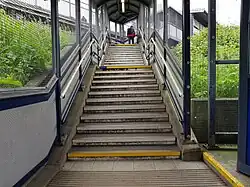 Een van de trappen tussen hal en perron.