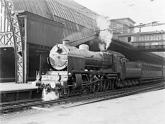 Stoomlocomotief uit de 3900-serie te Amsterdam CS; 1932.