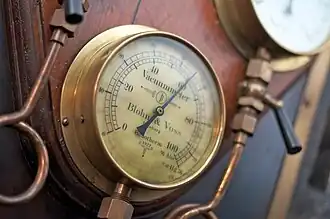 Vacuüm meter aan boord van stoomsleepboot de Noordzee