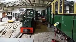 Nationaal Smalspoormuseum; Overzicht van het museum met diverse diesellocs, vooraan een Jung-loc, rechts het tramstel van de GSM.