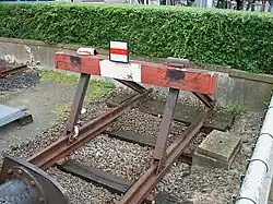 Houten stootblok op station Enkhuizen