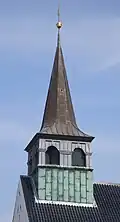 Een gebogen ingesnoerde torenspits op de Store Magleby Kirke.