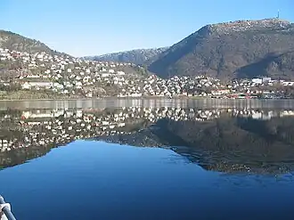 Store Lungegårdsvannet in Bergen (Noorwegen). Rechts de berg Ulriken