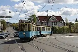 Motorwagen 70 met bijwagen 647 van het Trammuseum van Oslo, tijdens een rit op het stadsnet, te Storo; 4 mei 2014.