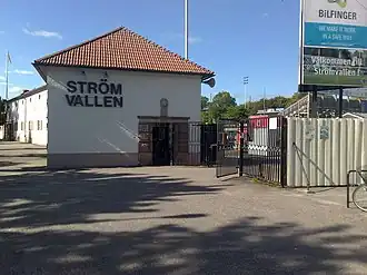 Hoofdingang van Strömvallen in september 2013.