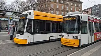Lagevloertrams bij het hoofdstation.
