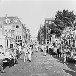 Draaiorgels aan de Amstel bij de Magere brug en het begin van de Nieuwe Kerkstraat (foto, 1973)