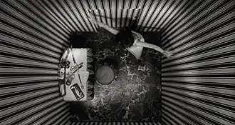 Scène uit Strait-Jacket