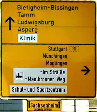 Duitse wegwijzer. In Duitsland is het lettertype dat op wegwijzers wordt gebruikt, gestandaardiseerd. Het lettertype DIN 1451 wordt daar op alle bewegwijzering toegepast.