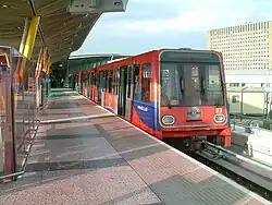 Docklands Light Railway richting Poplar en Lewisham bij Stratford