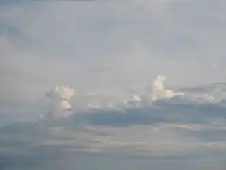 Stratocumulus castellanus: 2 duidelijke torens/kantelen