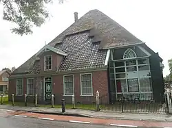 Boerderij met trapvormige dakspiegel in Hoogkarspel aan de Streekweg 148.