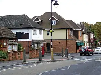 Straatscène met oude brievenbus.