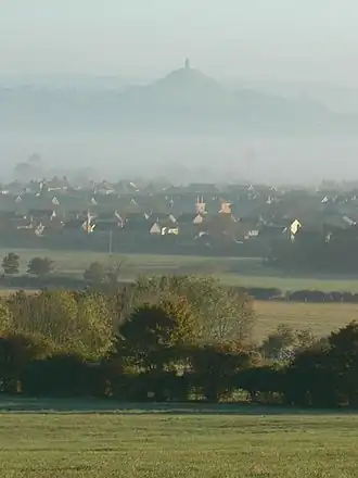 Street met op de achtergrond Glastonbury Tor