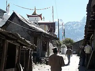 Straatje langs een gompa in Kalpa.