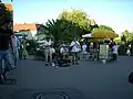 Straatmuzikanten en toeristen op het eiland.