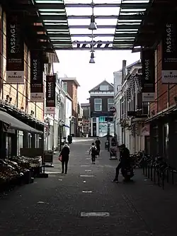 De passage onder het winkelcentrum van de Passage