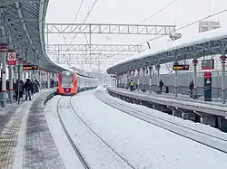 Een trein uit het noorden rijdt het station binnen