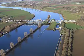 Stuw- en sluizencomplex bij Grave na aanvaring.