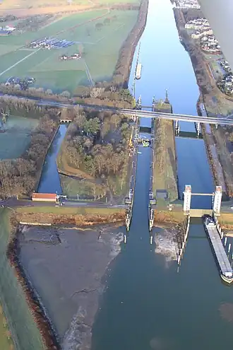 Van links naar rechts het gemaal, de oude sluis en de nieuwe sluis. Op de achtergrond de brug van de Jan. J. Ludenlaan (N271)