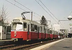 Sneltram gekoppeld met metromaterieel in het station op 27 maart 1998.