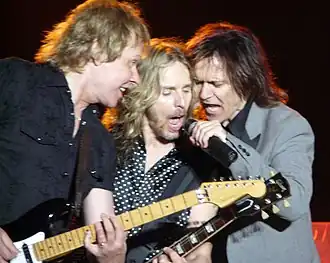 James Young, Tommy Shaw en Lawrence Gowan tijdens een optreden in 2008