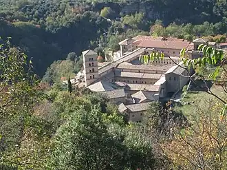 Luchtbeeld van het Monastero di Santa Scolastica, gelegen boven op de heuvel