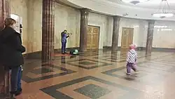 De zuilengalerij in de noordelijke verdeelhal