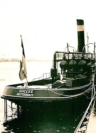 De Succes als tankercleaner, met stoomketels en leidingen op het achterdek voor het schoonmaakwerk