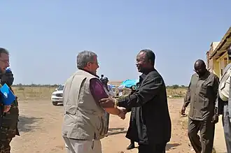 De Amerikaanse speciaal gezant naar Soedan Scott Gration ontmoet de bestuurder van Abyei, Arop Mayak, in november 2009.