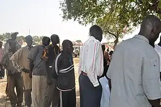 Een wachtrij om zich in te schrijven om te stemmen in Abyei; november 2009.