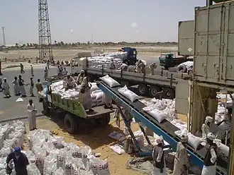 Humanitaire hulp voor Darfur in een Soedanese haven.