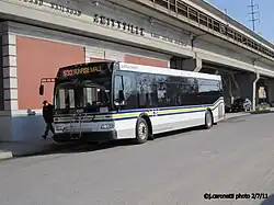 Lijn S33 bij het station van Amityville (2011)