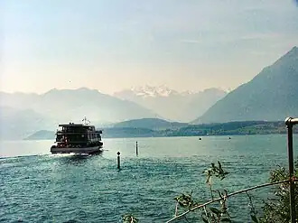 Een passagiersboot op de Thunersee.