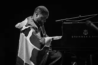 Sullivan Fortner op het podium in Kongsberg Musikkteater, Kongsberg 2024 Foto door Tore Sætre