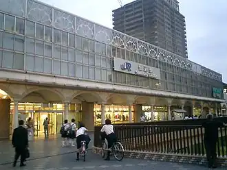 De voorkant van het station.