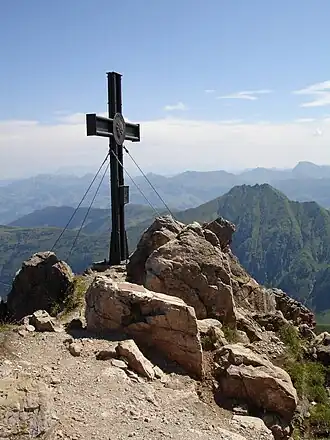 Rechts achter het gipfelkreuz van de Großer Rettenstein ziet men de Kleiner Rettenstein