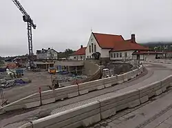 De oprijlaan en het verlaagde busstation in aanbouw.