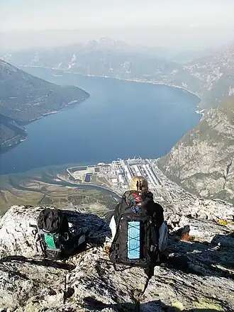 De Sunndalsfjord en de rivier Driva gezien vanaf de berg Litjkalkinn