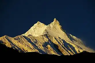 Manaslu (links) bij zonsopgang