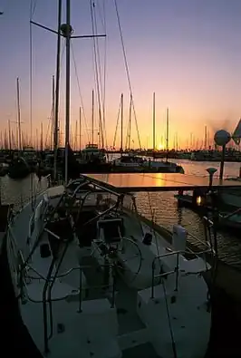 XV 1 met windturbine en zonnepanelen