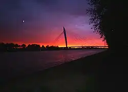 De Prins Clausbrug bij zonsondergang