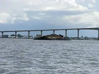 De brug met het wrak van de Goslar, dat ruim een kilometer ten noorden van de brug ligt.