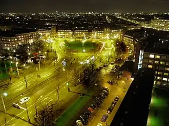 Surinameplein bij nacht, gezien van het gebouw de Klokkenhof naar de Hoofdweg (links) en de Surinamestraat (rechts).