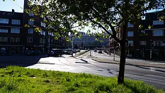 Doorkijk Surinamestraat vanaf het Surinameplein Op de achtergrond het gebouw dat oorspronkelijk gebruikt werd door Autopon (mei 2018)