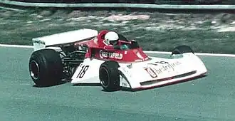 Brett Lunger tijdens de Britse GP van 1976, waar hij door een defecte versnellingsbak zou uitvallen.