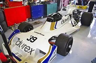 Surtees TS19 tijdens de Silverstone Classic in 2011