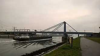 Suurhoffbrug met schip, spoorbrug op de voorgrond, autobrug achter