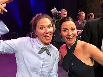 Alumni Suzi Barrett en Kay Cannon bij Boom Chicago's 25th Reunie
